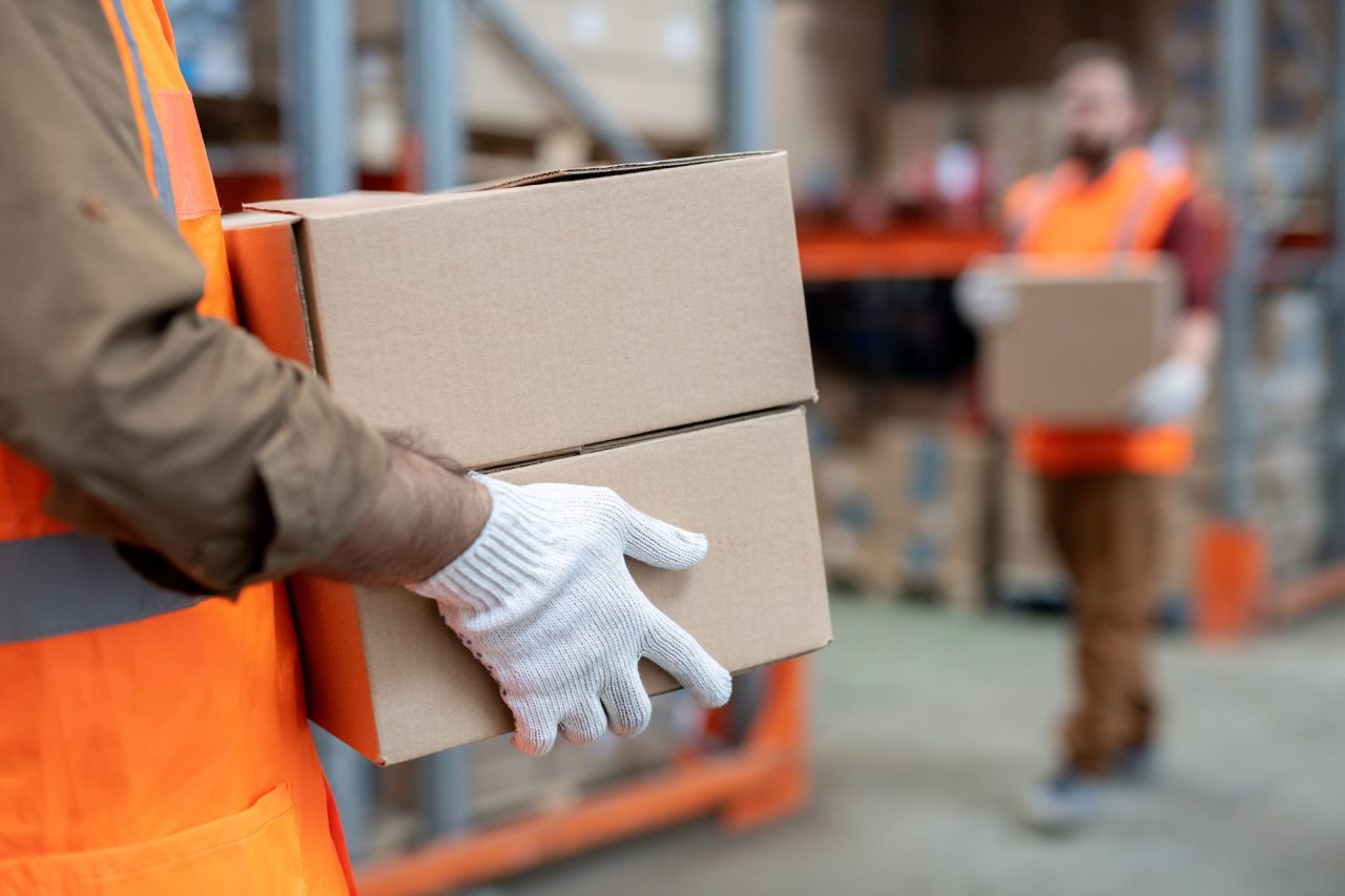 movers-working-at-warehouse