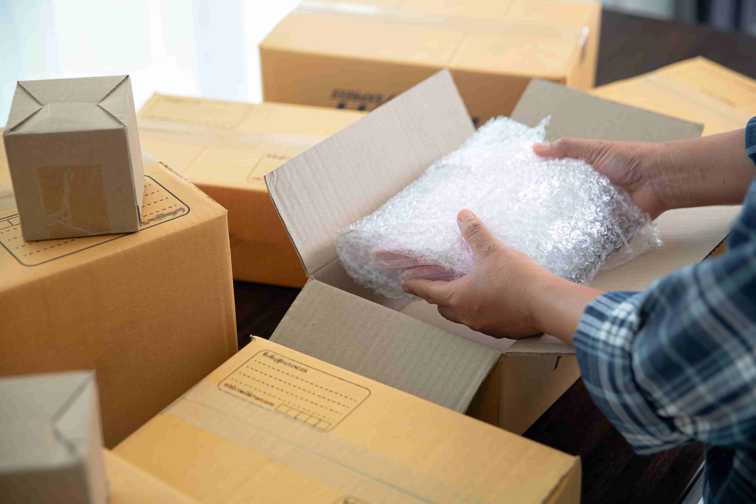 vista-cerca-caja-envio-paquete-embalaje